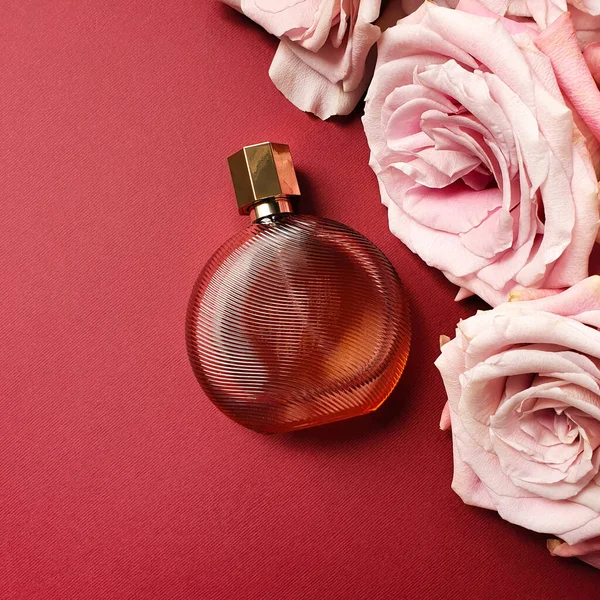 Bruine Parfumfles Roze Rozen Rode Tafel Bovenaanzicht Eau Toilette Mock — Stockfoto