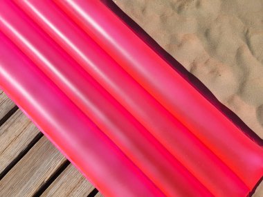 Pembe havuz yatağı, plaj kumu ve tahta ahşap kaplama arka plan çatlaklar, kapalı ve üst görünüm.