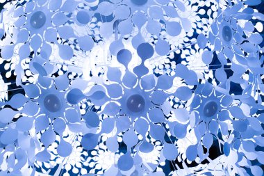 Soyut mavi desenli arka plan. Modern metal abajur ya da avizeye yakın çekim. İç aydınlatma kutsaması, en düşük arkaplan.