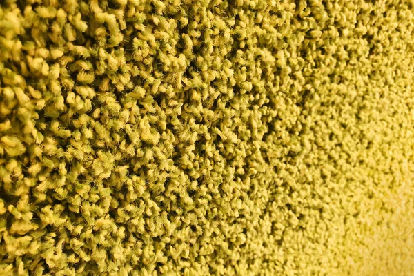 緑のカーペットのロールカバー ポリプロピレンロングパイルカーペットの質感 — ストック写真