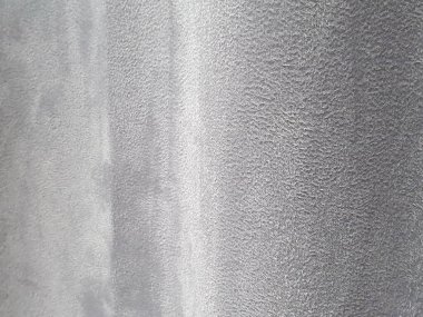 Gri polyester perdeler, geri dönüşümlü malzemeden yapılmış karartma perdeleri. Yakın plan.