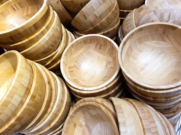 空の木製の竹のボウルや料理をたくさん — ストック写真