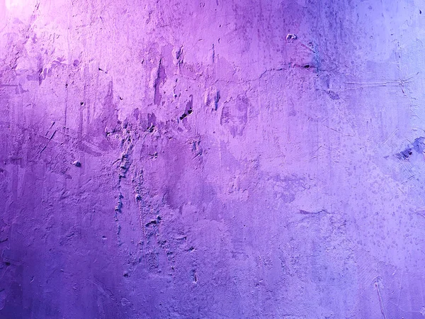 带有紫色装饰光的粗糙粉刷墙的结构 墙上的装饰石膏 — 图库照片