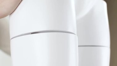 Manken bacakları monte ediliyor. Genç kadın kadın figürleri topluyor..