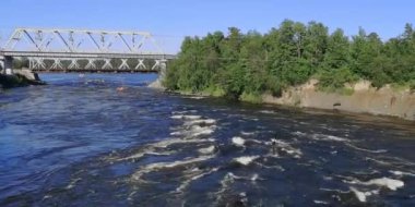 Dağ nehri, kano, kano, rafting. Su Sporları ve Yaz Reklamları Teması.