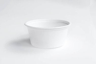 Beyaz arka planda izole edilmiş tek kullanımlık plastik bardak. Ön görünüm, model