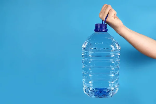 Large Plastic Transparent Bottle Bottled Water Man Hand Blue Background — Stock Photo, Image