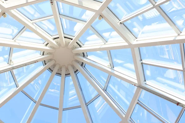 Cúpula Cristal Con Estructura Blanca Centro Comercial Día Soleado Imágenes de stock libres de derechos