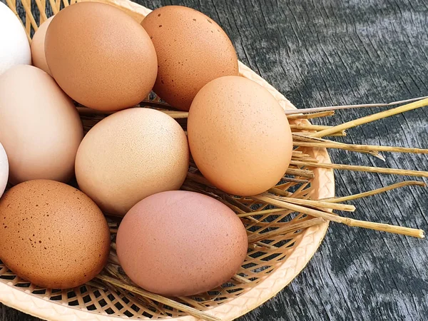 Huevos Gallinas Domésticas Cesta Sobre Fondo Textura Madera Vieja Huevos — Foto de Stock