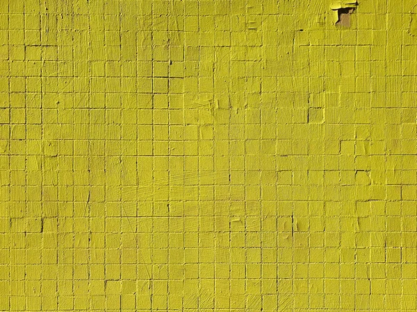 墙面上的小瓷砖涂上了霓虹灯绿色的黄色 纹理背景上有剥皮 — 图库照片