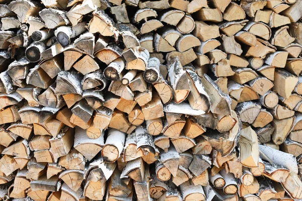 许多木柴堆放均匀 质地好 烘干炉用的白桦树 日志的背景 木制桦木 前视镜 — 图库照片