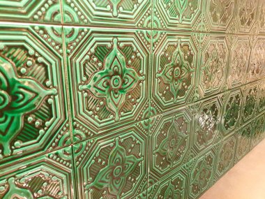 Çiçek desenli yeşil küçük fayansların fotoğrafı..