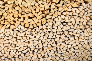 Eşit istiflenmiş bir sürü odun, doku. Fırın için kuru huş ağacı ve çam ağacı. Kayıt arkaplanı. Tahta huş kütükleri, şenlik ateşi. Yakın çekim, ön görünüm.