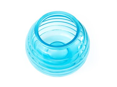 Turkuaz mavi yuvarlak vazo ve beyaz arka planda izole edilmiş şamdan. Üst görünüm, yakın plan.