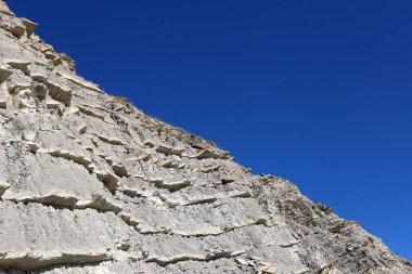 Kaya ve mavi gökyüzü, çapraz bileşim. Jeolojik bölüm. Kafkasya Dağları, yakın çekim