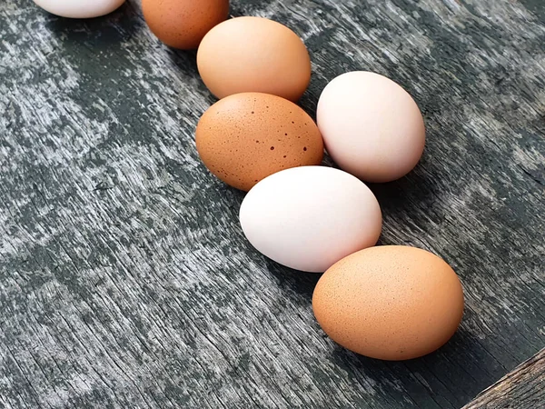 Huevos Blancos Marrones Gallinas Domésticas Sobre Fondo Textura Pintada Gris — Foto de Stock