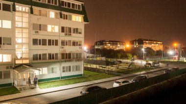 Akşamları konut binası. Konut evlerinin gece manzarası.