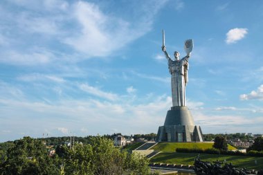 Anavatanın anıtı Kiev 'de sabah güneşinin altında. İnsansız hava aracından görüntü