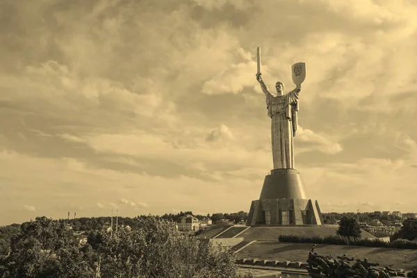 Памятник Родине Киеве Украина — стоковое фото
