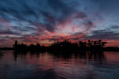 sakin nehir manzarası ve bulutlu arka planda ağaçlar, doğa konsepti