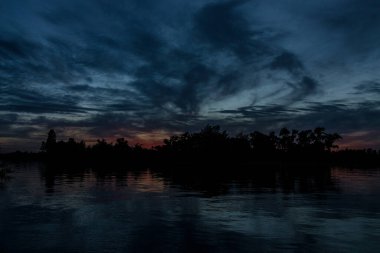 sakin nehir manzarası ve bulutlu arka planda ağaçlar, doğa konsepti