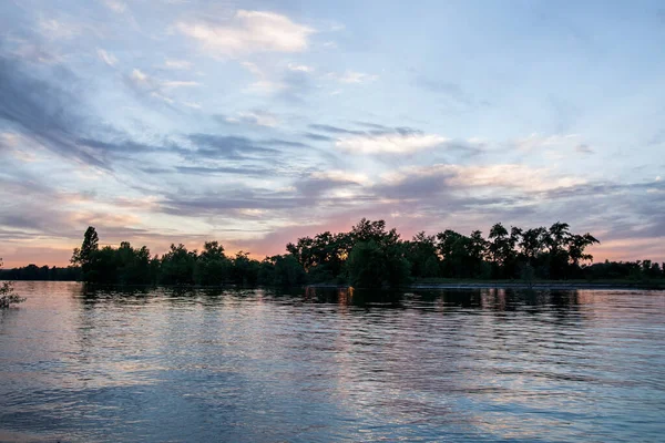 sakin nehir manzarası ve bulutlu arka planda ağaçlar, doğa konsepti