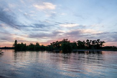 sakin nehir manzarası ve bulutlu arka planda ağaçlar, doğa konsepti