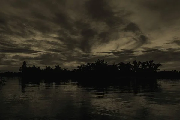 Malerischer Blick Auf Ruhigen Fluss Und Bäume Bewölkten Himmel Hintergrund — Stockfoto