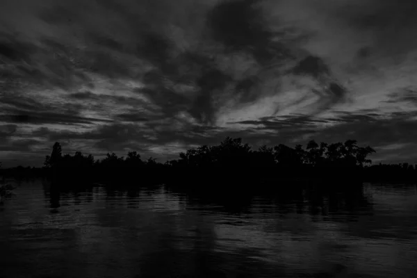 Vista Panorámica Del Río Tranquilo Los Árboles Fondo Cielo Nublado — Foto de Stock