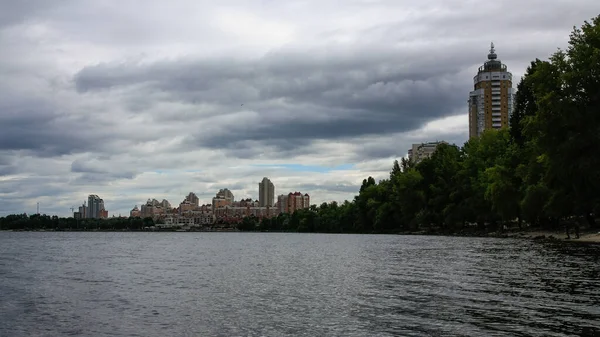 Vista Panorámica Del Río Tranquilo Los Edificios Detrás Los Árboles —  Fotos de Stock