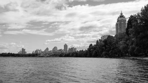 Vista Panorâmica Rio Calmo Edifícios Atrás Árvores Fundo Céu Nublado — Fotografia de Stock