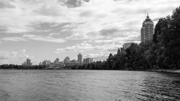 Vista Panorâmica Rio Calmo Edifícios Atrás Árvores Fundo Céu Nublado — Fotografia de Stock