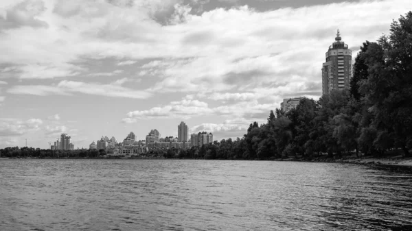 Vista Panorâmica Rio Calmo Edifícios Atrás Árvores Fundo Céu Nublado — Fotografia de Stock