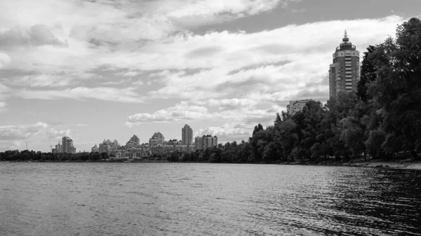 Vista Panorâmica Rio Calmo Edifícios Atrás Árvores Fundo Céu Nublado — Fotografia de Stock