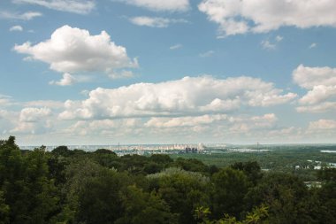 bir dağın tepesinden göster