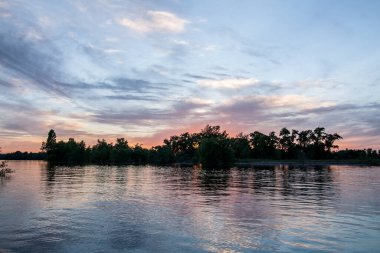 sakin nehir manzarası ve bulutlu arka planda ağaçlar, doğa konsepti
