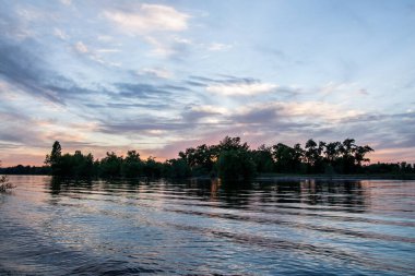 sakin nehir manzarası ve bulutlu arka planda ağaçlar, doğa konsepti