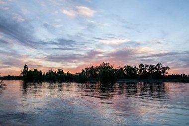 sakin nehir manzarası ve bulutlu arka planda ağaçlar, doğa konsepti