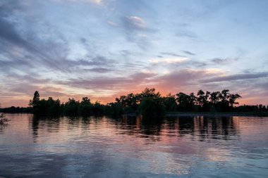 sakin nehir manzarası ve bulutlu arka planda ağaçlar, doğa konsepti
