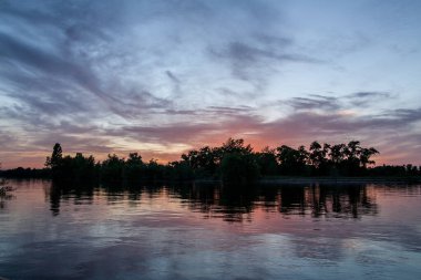 sakin nehir manzarası ve bulutlu arka planda ağaçlar, doğa konsepti
