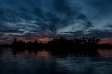 sakin nehir manzarası ve bulutlu arka planda ağaçlar, doğa konsepti