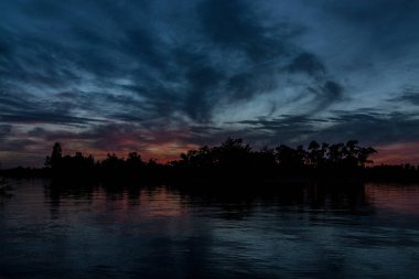 sakin nehir manzarası ve bulutlu arka planda ağaçlar, doğa konsepti