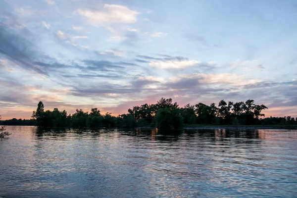 sakin nehir manzarası ve bulutlu arka planda ağaçlar, doğa konsepti