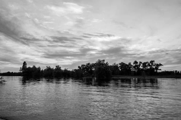 sakin nehir manzarası ve bulutlu arka planda ağaçlar, doğa konsepti