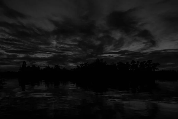 Vista Panorámica Del Río Tranquilo Los Árboles Fondo Cielo Nublado — Foto de Stock