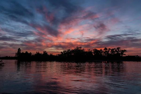 sakin nehir manzarası ve bulutlu arka planda ağaçlar, doğa konsepti