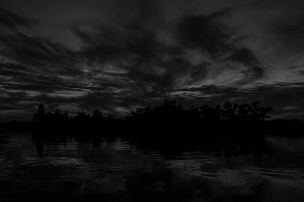 Vista Panorámica Del Río Tranquilo Los Árboles Fondo Cielo Nublado — Foto de Stock