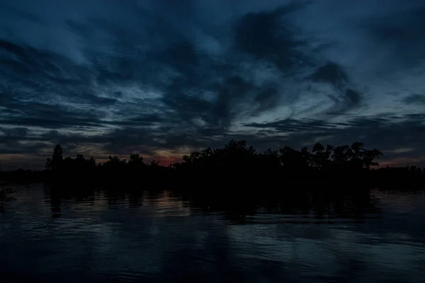 sakin nehir manzarası ve bulutlu arka planda ağaçlar, doğa konsepti