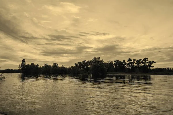sakin nehir manzarası ve bulutlu arka planda ağaçlar, doğa konsepti