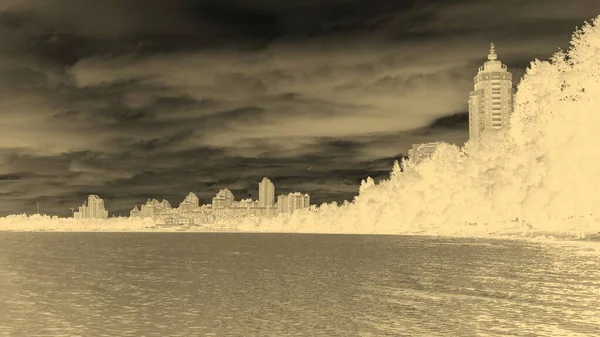 sakin nehir manzarası ve bulutlu gökyüzü arka planındaki ağaçların arkasındaki binalar, doğa kavramı, Kyiv, Ukrayna